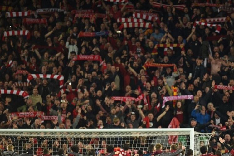 Pemain Liverpool merayakan kemenangan di depan suporter setelah memenangi pertandingan leg kedua semifinal Liga Champions antara Liverpool vs Barcelona di Anfield di Liverpool, Inggris, pada 7 Mei 2019.