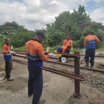 PT KAI Daop 6 Yogyakarta menutup perlintasan liar sebidang di jalur Solo-Wonogiri. Penutupan perlintasan sebidang di Wonogiri.