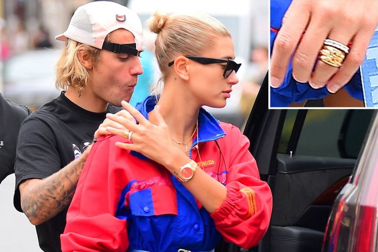 Justin Bieber bersama Hailey Baldwin di New York City, Senin (30/7/2018). Jari manis tangan kirinya tampak berhias perhiasan mirip cincin kawin. Para fans menduga mereka sudah menikah.
