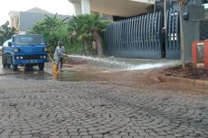 Petugas Bersihkan Lumpur Sisa Banjir di Pantai Mutiara