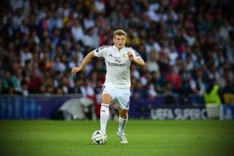 Salah satu aksi gelandang Real Madrid, Toni Kroos, pada pertandingan Piala Super Eropa melawan Sevilla, di Cardiff City, 12 Agustus 2014.