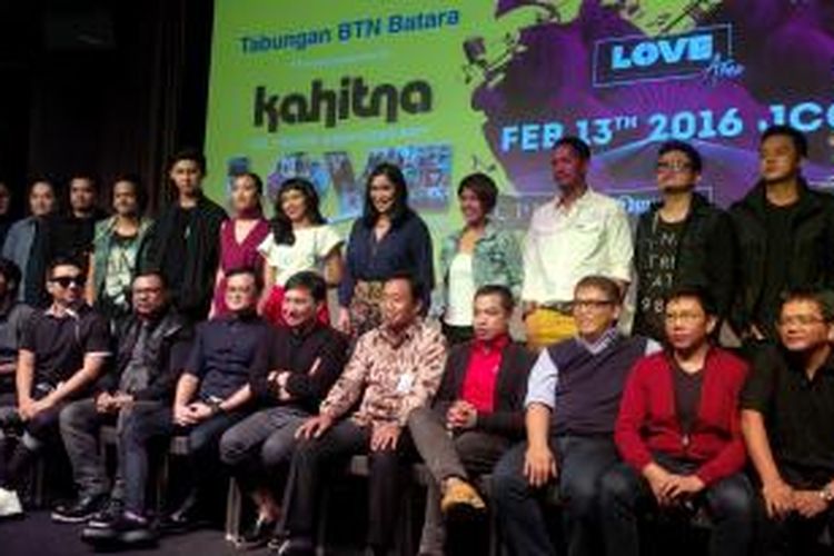 Band Kahitna bersama para artis musik lain dan tim produksi yang akan terlibat dalam festival musik Kahitna 30th Anniversary berfoto sesudah jumpa pers perhelatan itu di Presitige Music & Lounge, Kemang, Jakarta Selatan, Kamis (3/12/2015).