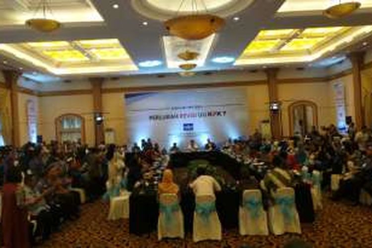 Ketua Umum Partai Demokrat Susilo Bambang Yudhoyono kopi darat dengan netizen membahas revisi UU KPK, di Cibubur, Sabtu (20/2/2016).