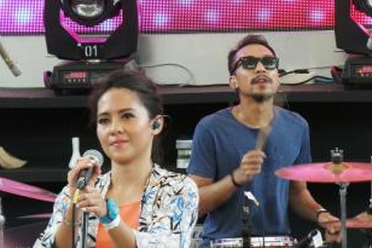 Lala Karmela tampil dalam pagelaran musik Soundrenaline 2015, di Garuda Wisnu Kencana, Kabupaten Badung, Bali, Minggu (6/9/2015).
