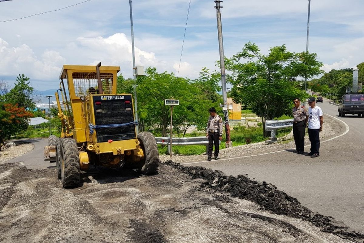 Jalan rusak di Jalan Inaboi, Kupang, Nusa Tenggara Timur 