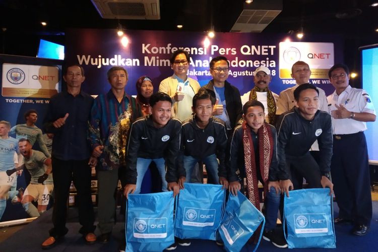 Ganang Rindarko, GM QNET Indonesia ditemani David Wiranata, Direktur Yayasan Cinta Kasih Bangsa bersama empat anak peserta City Football and Languange School di Manchester dalam Konferesi Pers QNET Wujudkan Mimpi Anak Indonesi yang berlangsung di Brewekrz Cafe, Senayan City, Jakarta, Rabu (29/8/2018)