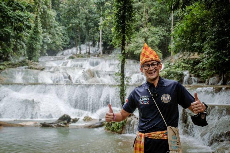 Menparekraf Sandiaga Uno saat mengunjungi Desa Wisata Air Terjun Moramo di Sumbersari, Sulawesi Tenggara, pada Jumat (26/8/2022) sebagai bagian dari visitasi 50 besar desa wisata terbaik Anugerah Desa Wisata Indonesia (ADWI) 2022.