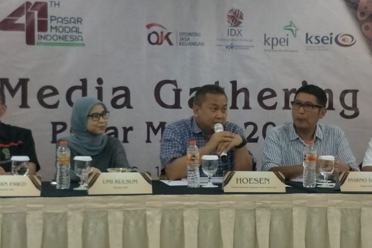 Kepala Eksekutif Pengawas Pasar Modal, Otoritas Jasa Keuangan (OJK), Hoesen, memaparkan inisiasi regulasi pengembangan pasar modal dalam rangka pemanfaatan teknologi digital di Solo, JumaT (16/11/2018)