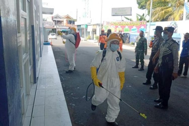 Penyemprotan disinfektan di Terminal Kesamben, Kabupaten Blitar