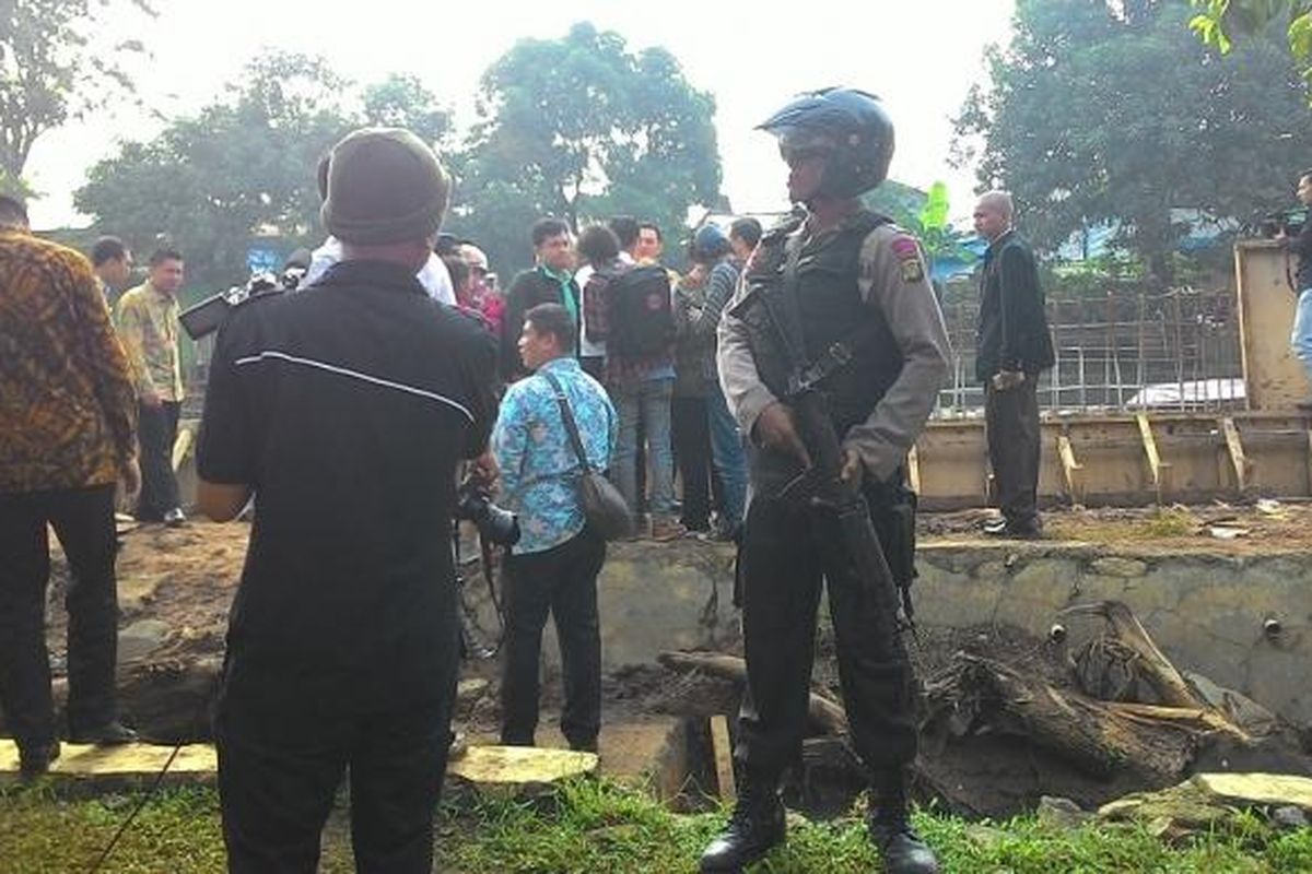 Seorang dari tiga penembak jitu yang mengawal Gubernur DKI Jakarta Basuki Tjahaja Purnama (Ahok) ketika meninjau tanggul Kali Sunter, Jakarta Utara, Kamis (12/2/2015).