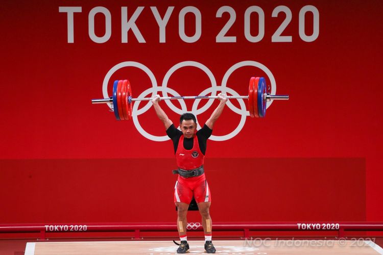 Lifter Indonesia Eko Yuli Irawan saat berjuang di kelas 61 kg angkat besi putra Olimpiade Tokyo, Minggu (25/7/2021) siang WIB.