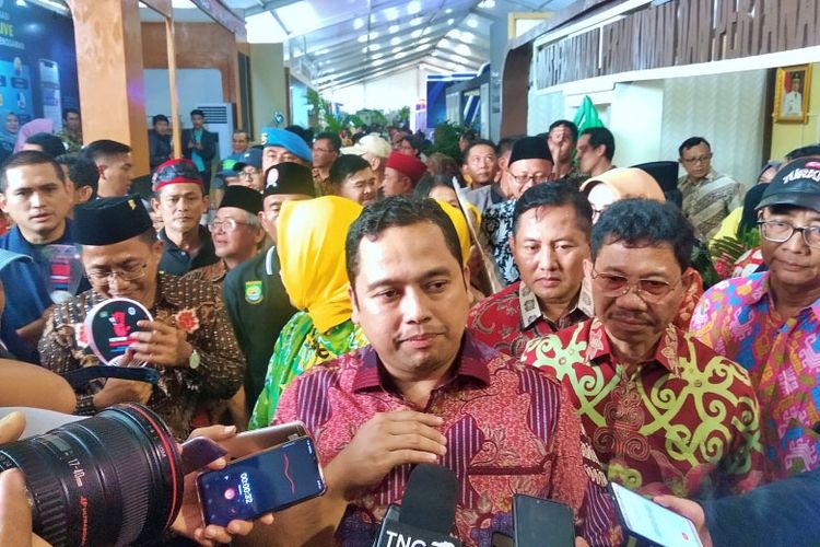 Arief R. Wismansyah mengunjungi berbagai stand UMKM di Tangerang Expo 2020.