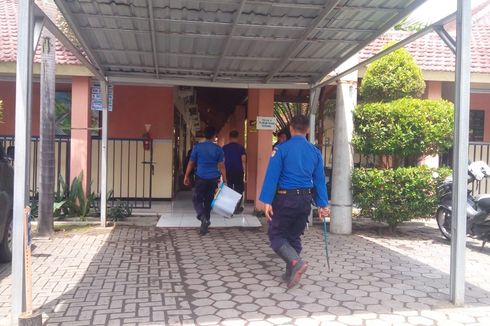 Petugas Damkar Jember Evakuasi 2 Ular Kobra di Rumah Sakit
