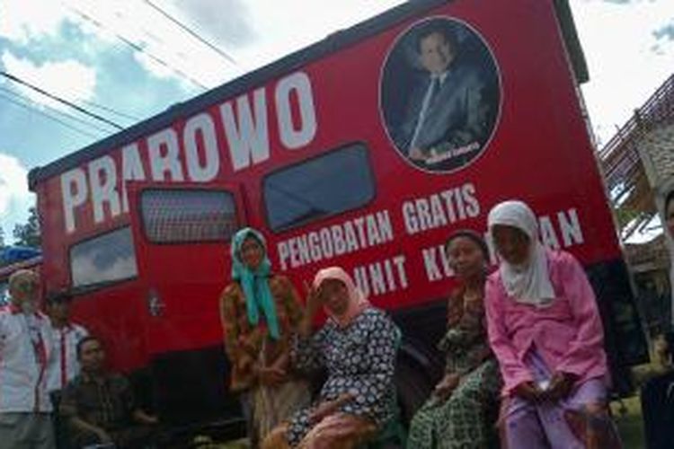 Perempuan lanjut usia menunggu pelayanan kesehatan gratis yang dilaksanakan Partai Gerakan Indonesia Raya (Gerindra) di Kabupaten Pamekasan, Selasa (25/3/2014)