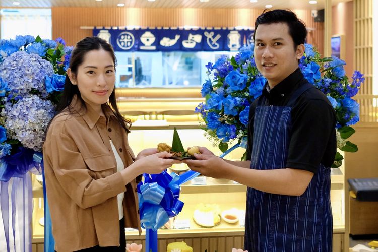 Penyerahan tumpeng sebagai simbol peresmian pembukaan gerai Tendon Tenya pada Sabtu (01/11/2025) di Plaza Senayan, Gelora Bung Karno, Jakarta Pusat. 