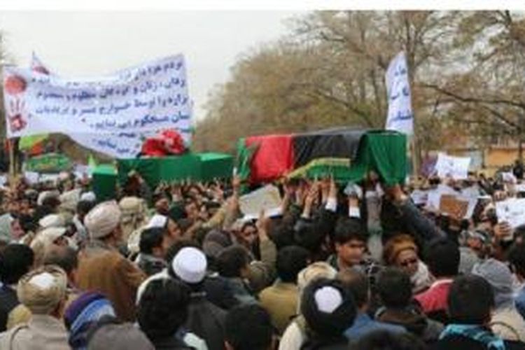 Para demonstran meneriakkan jargon menentang Taliban dan ISIS. 