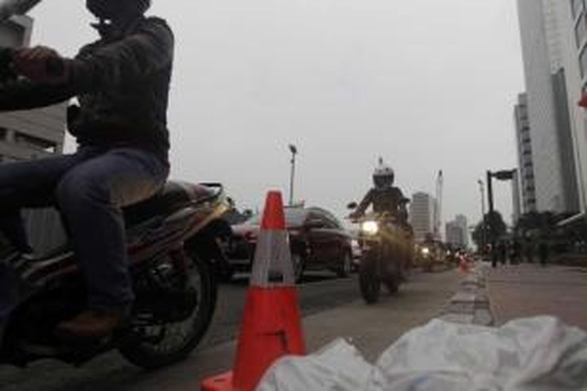 Motor melintas di Jalan MH Thamrin, Jakarta, Selasa (11/11/2014). Selama Desember Pemprov DKI Jakarta akan membatasi kendaraan roda dua melintas Jalan MH Thamrin mulai dari Bundaran Hotel Indonesia sampai Istana Merdeka.