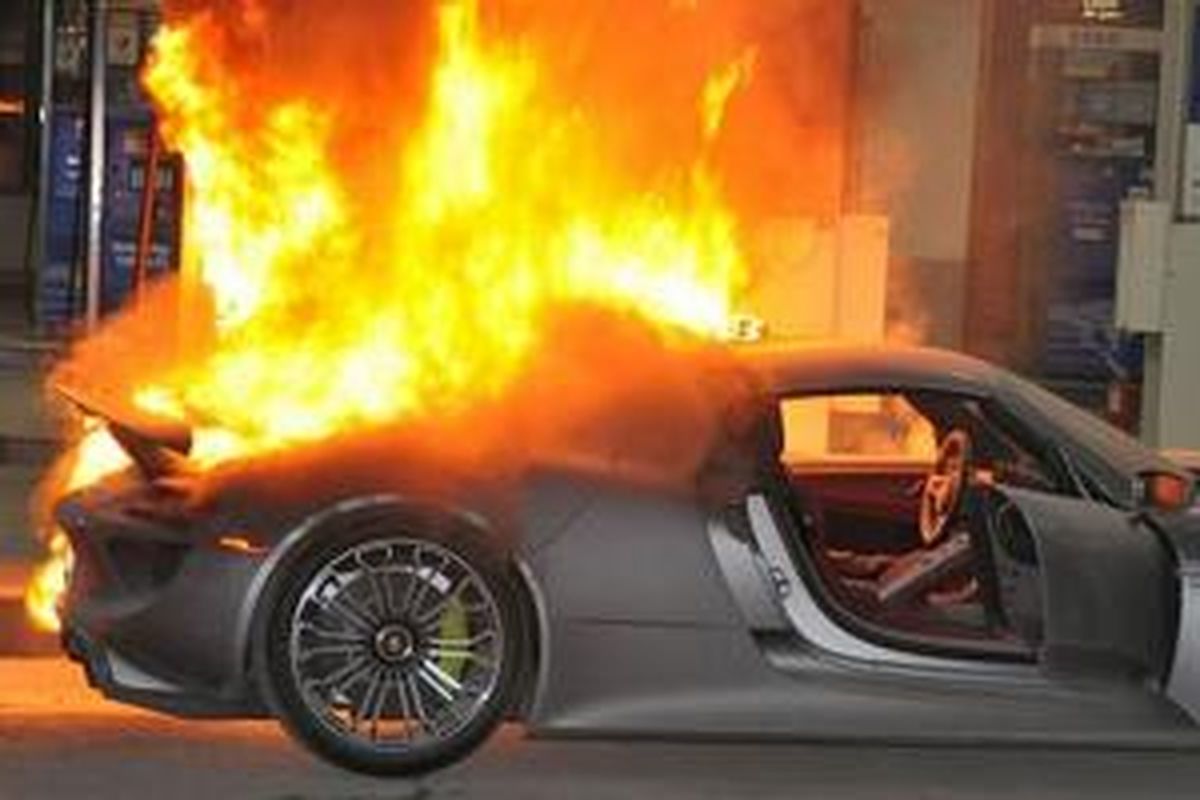 Porsche 918 Spyder hangus dilalap api