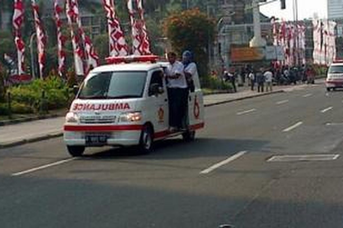 Ambulans Gerindra hilir mudik di Jalan Thamrin, Jakarta Pusat, Kamis (21/8/2014).