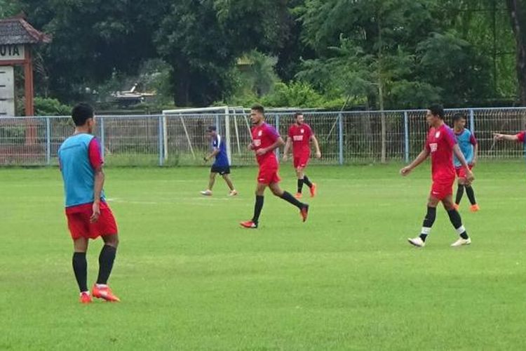 Para pemain PSM Makassar berlatih di Gelora Samudra, Kuta, Rabu (25/1/2017).