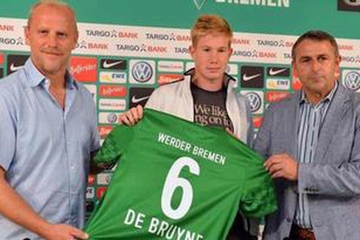 Gelandang baru Werder Bremen, Kevin De Bruyne (tengah), befoto bersama pelatih  Thomas Schaaf (kiri) dan manajer Klaus Allofs, dalam konferensi pers, di Bremen, Kamis (2/8/2012). Bruyne dipinjam Bremen dari Chelsea selama musim 2012-2013. 