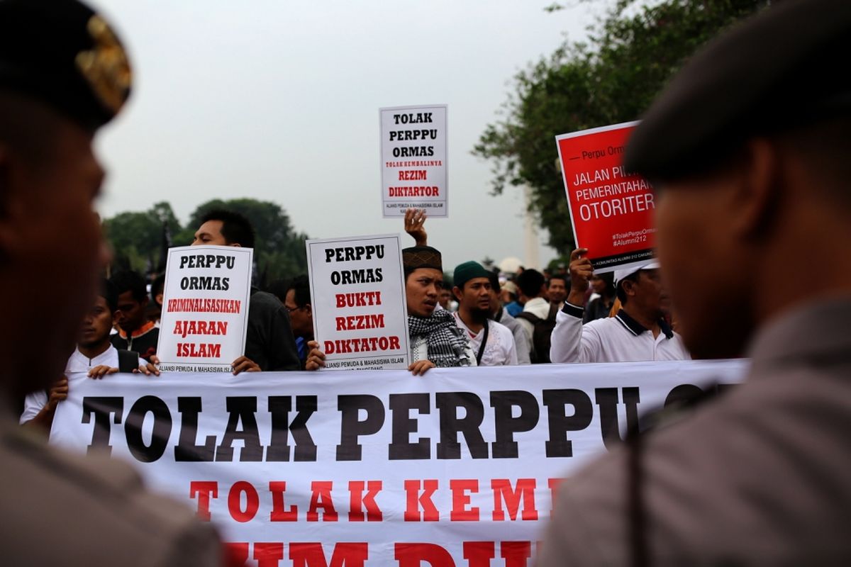 Petugas kepolisian berjaga saat ormas Islam melakukan aksi demo di Bundaran Patung Kuda, Jl Medan Merdeka Barat, Jakarta Pusat, Selasa (18/7/2017). Aksi itu menolak Pemerintahan Presiden Joko Widodo menerbitkan peraturan pemerintah pengganti undang-undang (perppu) tentang pengaturan organisasi kemasyarakatan atau ormas.
