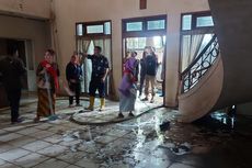 Damkar Jaktim Bersihkan Rumah Mewah yang Terbengkalai di Cakung
