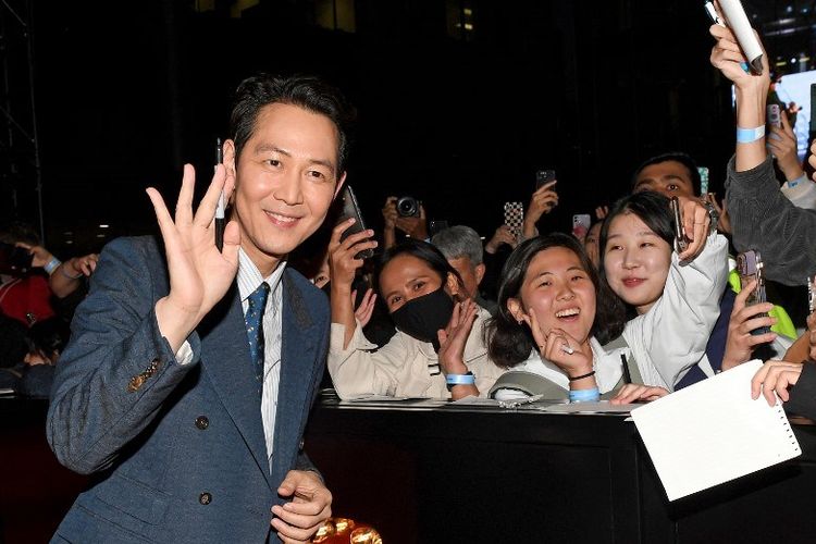 Aktor Korea Selatan Lee Jung Jae berfoto dengan penggemarnya di pemutaran film Hunt di Toronto International Film Festival (TIFF) 2022 yang digelar di Roy Thomson Hall, Toronto, pada 15 September 2022.