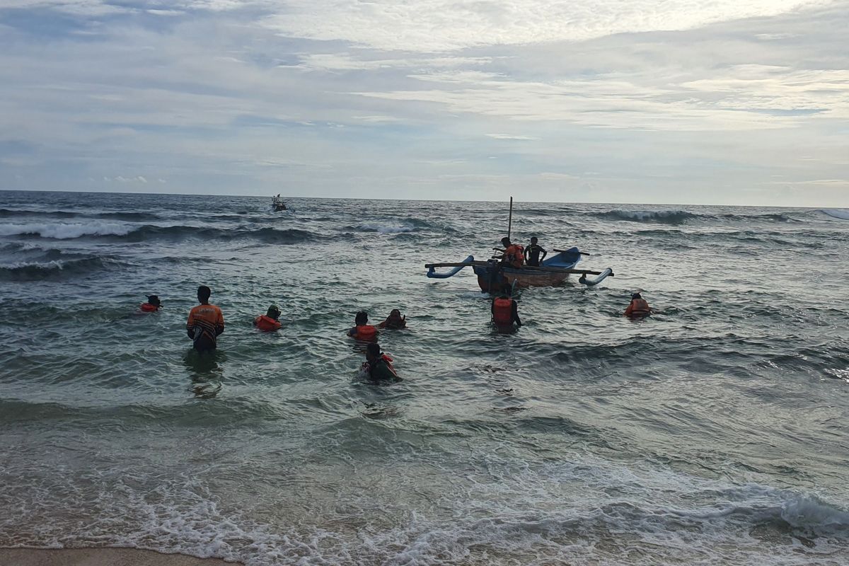 PENCARIAN KORBAN: Belasan tim SAR Gabungan melakukan snorkeling untuk pencarian korban hilang di Pantai Drini, Gunungkidul, DIY, Selasa (28/1/2025)
