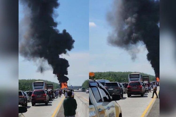 Truk pikap terbakar di Jalan Tol Medan-Tebingtinggi, Senin (5/6/2023).