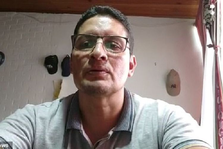 Ruben Dario Parras, seorang guru di sekolah Katolik di Kolombia saat merilis video permintaan maaf. Dia menjadi viral setelah terekam memegang payudara istri di depan Zoom.