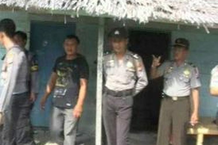 Rumah terduga teroris di jalan nangka pasang kayu kabupaten Mamuju utara yang juga perbatasan langsung dnegan Posos sulawesi tengah digerebek petugas densus 88antiteror mabes polri, Minggu (12/10). Pemilik rumah RD yang diduha terkait jaringan teroris santoso ditangkap petugas dan dihirin ke mapolda sulteng.