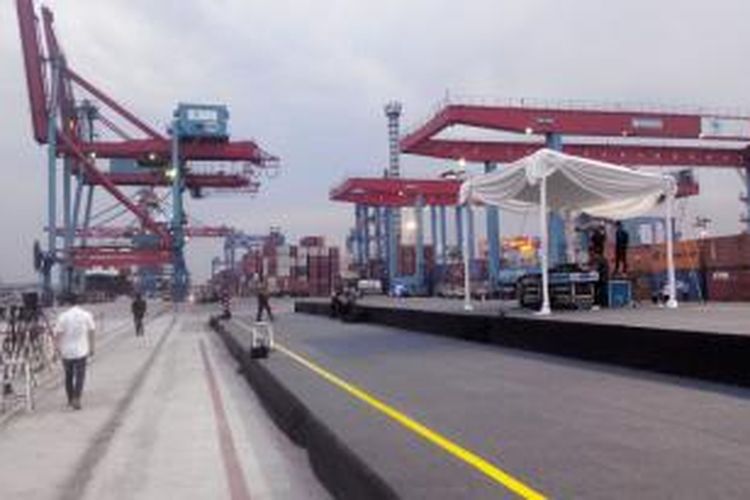 Sebuah panggung berukuran 10 x 15 meter persegi tampak telah terpasang di Terminal III, Dermaga 300., Tanjung Priok.