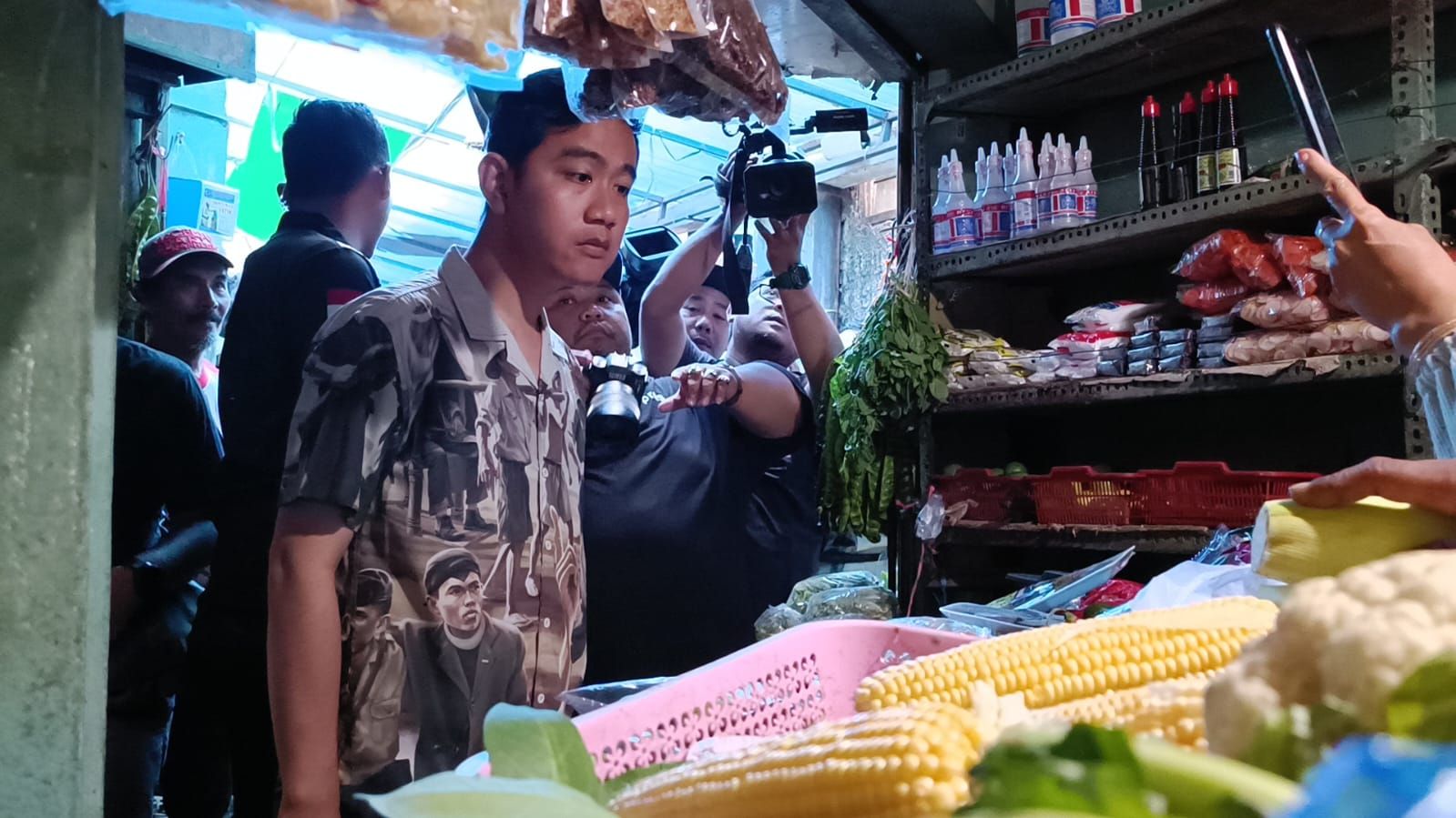 Blusukan di Pasar Cihapit Bandung, Gibran Belanja 3 Kilogram Timun