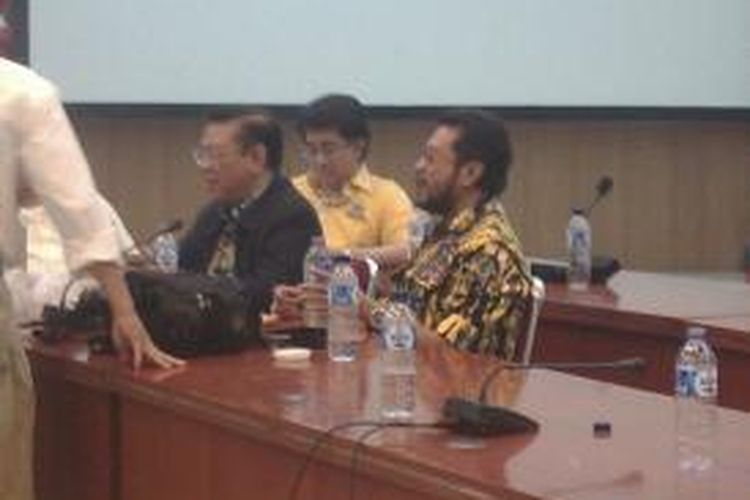 Wakil Ketua Umum DPP partai Golkar, Agung Laksono (kiri), dan Ketua Angkatan Muda Partai Golkar (AMPG), Yorrys Raweyai, di Ruang Rapat Pleno, DPP Partai Golkar, Slipi, Jakarta Barat, Senin (24/11/2014)