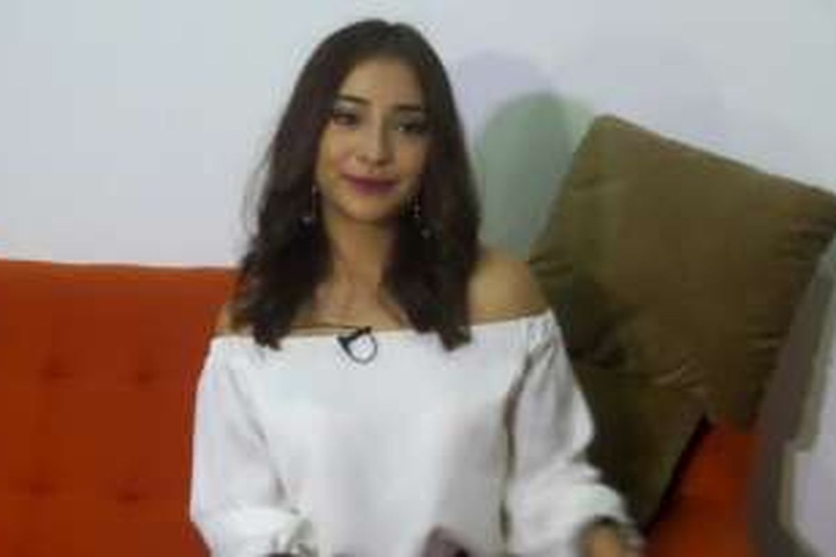 Nikita Willy di sela shooting video klip 