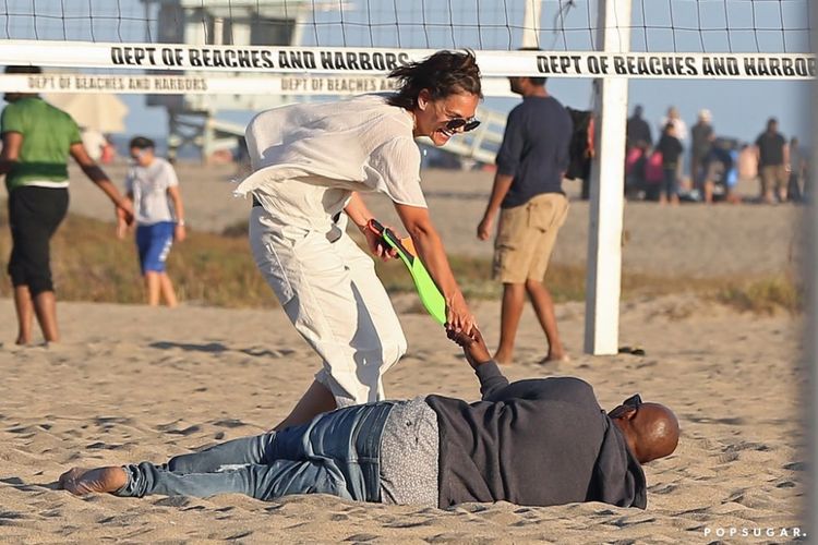 Pasangan artis peran Katie Holmes dan Jamie Foxx berpiknik di Pantai Malibu.