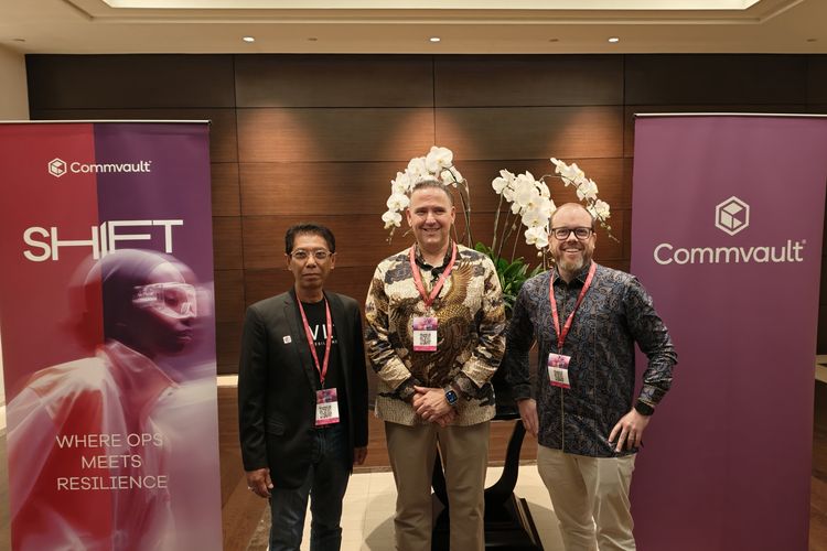 Martin Creighan, Vice President, Asia Pacific, Commvault (tengah), Gareth Russell, Field Chief Technology Officer, Asia Pacific, Commvault dalam acara Media Briefing Commvault di Hotel Fairmont, Jakarta Pusat, Kamis (7/5/2026)