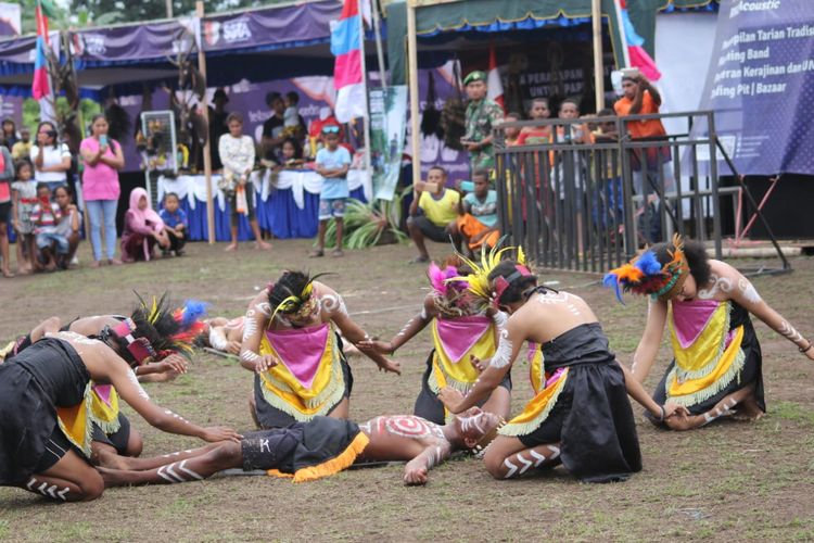 Para perempuan ini sedang membawakan Tari Mambri di pembukaan Festival Crossborder Sota 2019 di Papua, Jumat (14/6/2019). 