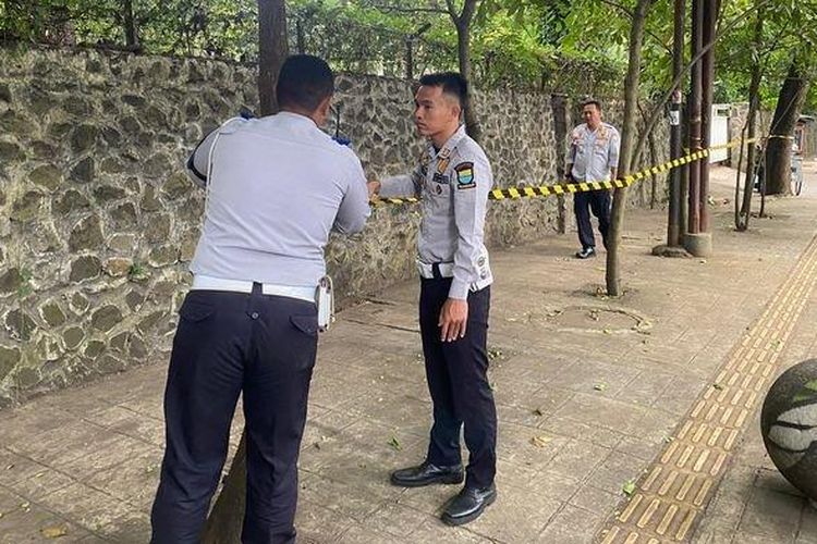 Petugas Dishub Kota Bandung saat memasang garis membatas di Jalan Tamansari beberapa waktu lalu untuk mencegah getok parkir. 