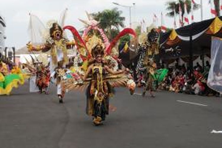 Salah satu peserta karnaval Wonderful Archipelago Carnival Indonesia (WACI), dari Provinsi Bali. WACI merupakan karnaval yang diiniasi Kementerian Pariwisata dan Ekonomi Kreatif (Kemenparekraf) dan pertama kali digelar di Kabupaten Jember, Jawa Timur, Sabtu (23/8/2014).