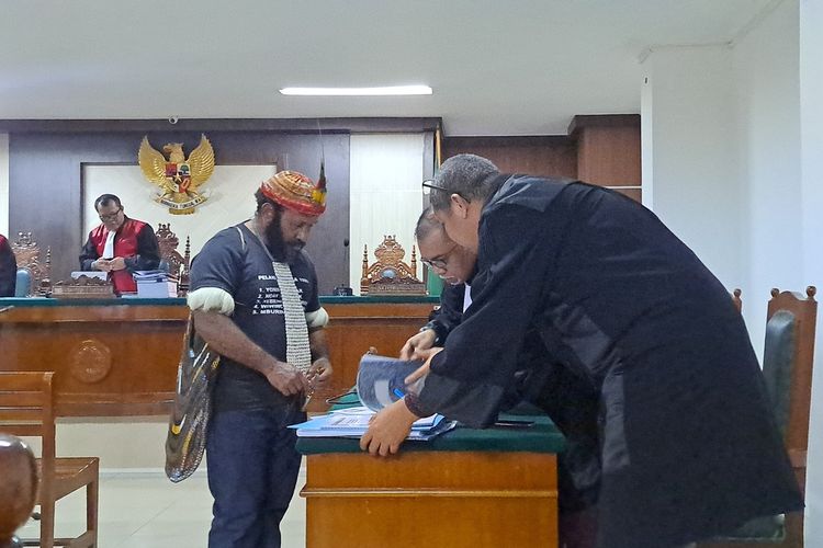Mantan Bupati Mamberamo Tengah Ricky Ham Pagawak membacakan nota keberatan atau eksepsi terhadap dakwaan JPU KPK di Ruang Bagir Manan Pengadilan Negeri Tipikor Makassar, Sulsel, Rabu (9/8/2023).