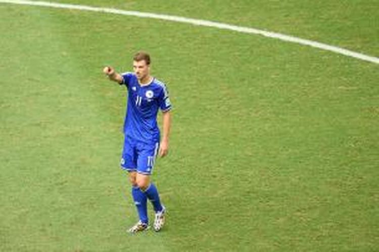 Penyerang Bosnia-Herzegovina, Edin Dzeko, merayakan golnya ke gawang Iran, pada laga terakhir Grup F Piala Dunia, di Estadio Fonte Nova, Salvador, Rabu (25/6/2014). 