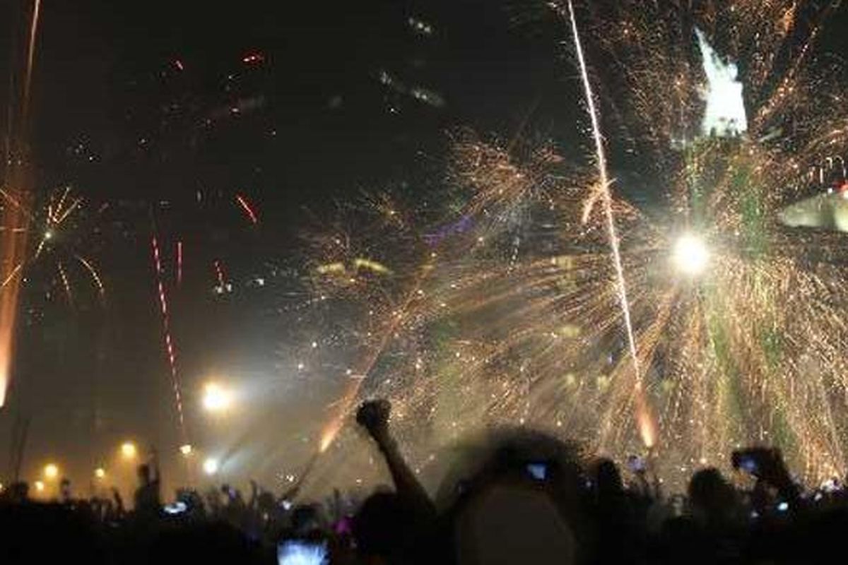 Suasana pesta kembang api di kawasan Bundaran Hotel Indonesia saat Car Free Night dalam rangka gelaran Jakarta Night Festival pada perayaan Tahun Baru 2013, Senin (31/12/2012) malam.  