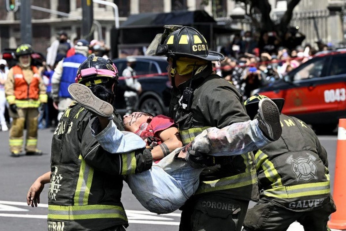 Petugas pemadam kebakaran ketika latihan evakuasi gempa bumi di Zocalo Square, Mexico City, Senin (19/9/2022). Gempa Meksiko M 7,7 mengguncang barat negara itu saat hari peringatan dua gempa besar.
