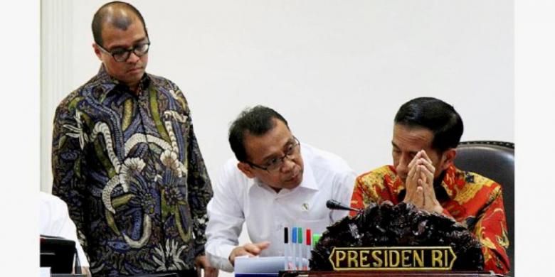 Presiden Joko Widodo berbincang dengan Menteri Sekretaris Negara Pratikno (tengah) dan Andi Widjajanto (kiri) sebelum dimulainya rapat terbatas di Kantor Presiden, Jakarta, Selasa (7/7). Rapat tersebut membahas percepatan realisasi program bantuan untuk rakyat terkait bantuan sosial dan permodalan.