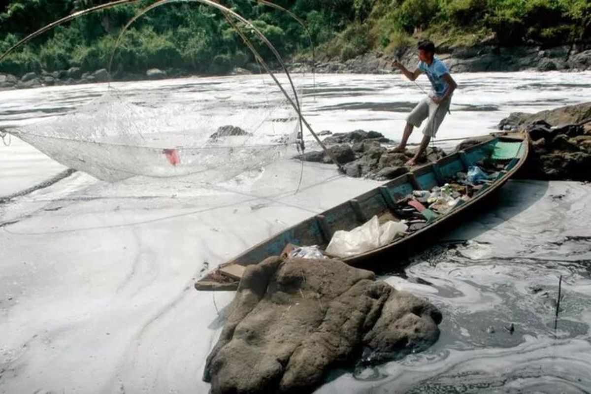 Menjala ikan berganti menjala plastik di Citarum yang permukaannya tertutup polusi.