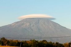 Gunung Lawu "Bertopi", BMKG Beri Peringatan untuk Pesawat dan Pendaki