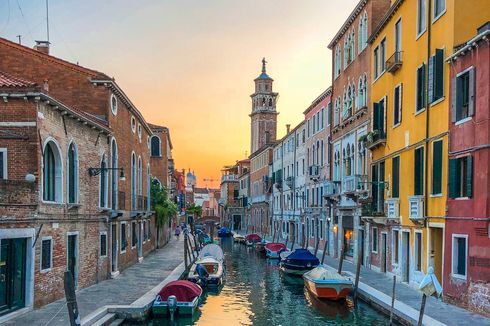 Berdiri di Perahu untuk Selfie, Turis di Venesia Jatuh ke Kanal