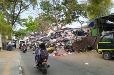 Tumpukan Sampah di TPS Gudang Selatan Bandung Meluber Tutupi Badan Jalan